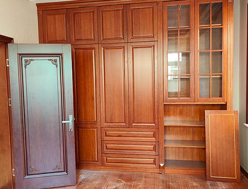 昌平中式家庭装修里定制的实木衣柜效果图